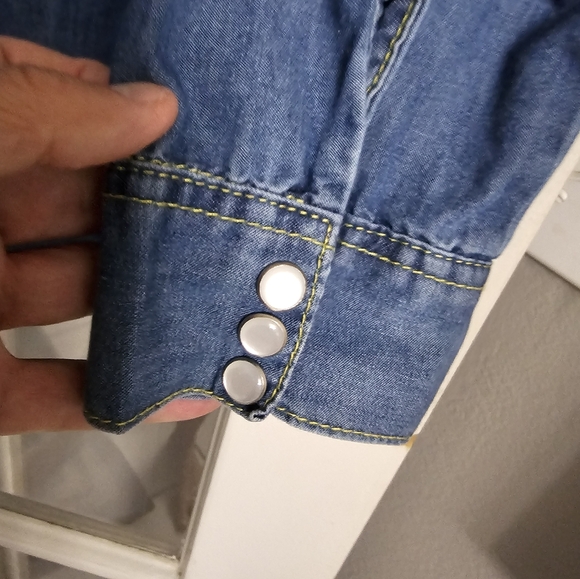 NWOTS! WOMENS LONG SLEEVE FADED JEAN SNAP CLOSURE SHIRT! SIZE MED! NWOTS! - Picture 3 of 10